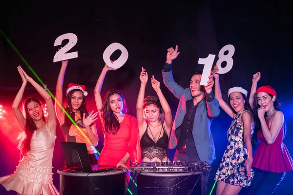 Gli adolescenti stanno festeggiando alla festa notturna . — Foto Stock