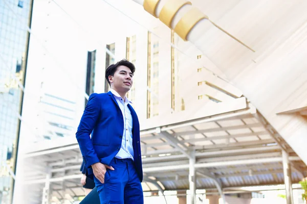 Genç iş adamları iş kavramı seyahat, seyahat olarak çalışmak