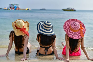 Plaj oynayan bir mayo giyen güzel kadın.