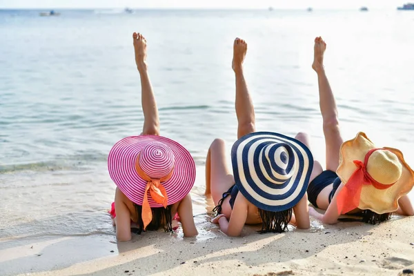 Plaj oynayan bir mayo giyen güzel kadın.