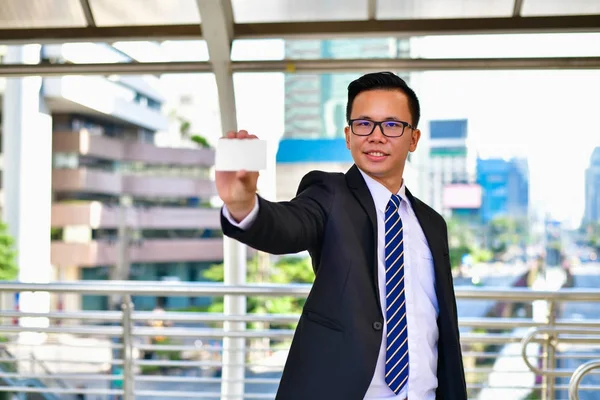 Επιχειρηματική ιδέα, νεαρός επιχειρηματίας δείχνει επαγγελματική κάρτα του — Φωτογραφία Αρχείου