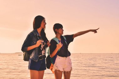 Güzel kız sahilde mutlulukla yürüyor.