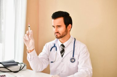 Ofiste poz doktor gülümseyen, o bir stetoskop giyiyor