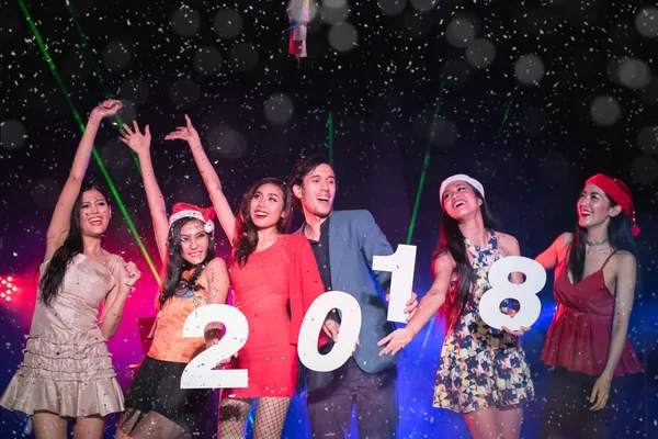Tonåringar firar på natt festen. — Stockfoto
