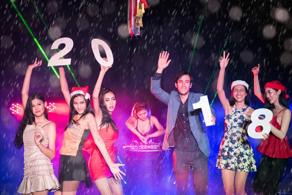 Los adolescentes están celebrando en la fiesta nocturna . — Foto de Stock