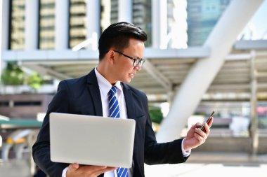 İletişim iş kavramı, mafya genç iş adamı oynuyor