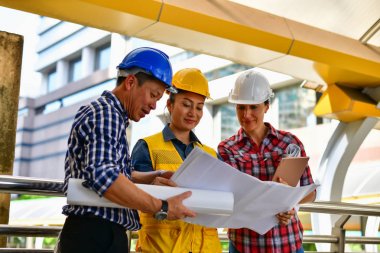 İş kavramları endüstrisi, profesyonel mühendis, genç otobüs