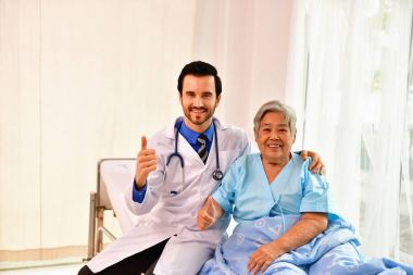 Bakım şifa kavramı, yaşlı bir kadın doktor iyileşiyor.