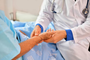 Bakım şifa kavramı, yaşlı bir kadın doktor iyileşiyor.