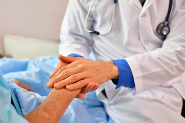 Bakım şifa kavramı, yaşlı bir kadın doktor iyileşiyor.