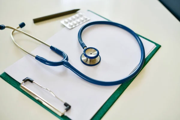 Begreppet medicinsk enhet, medicinsk utrustning placeras på skrivbordet. — Stockfoto