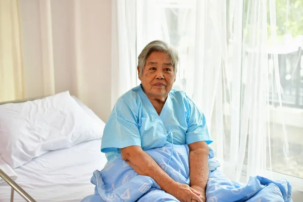 誰かを待っている、おばあちゃんの病院で患者のコンセプト — ストック写真