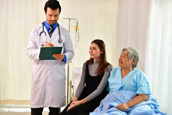 Conceito de cuidados de cura, O médico está curando mulher velha . — Fotografia de Stock