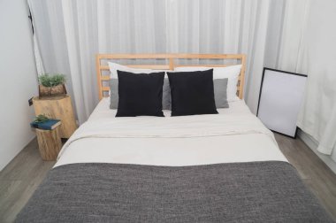 Yatak bir vintage tarzı ile dekore edilmiştir.