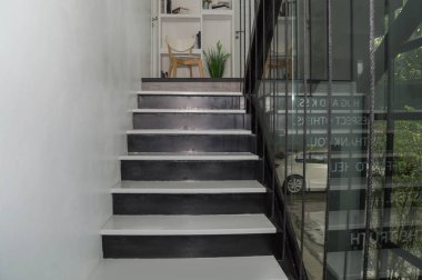 Merdiveni sonraki kat House'la bir parçasıdır.