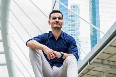 Genç İşadamları dış arka plan üzerinde iyi görünüyorsun.
