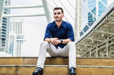 Genç İşadamları dış arka plan üzerinde iyi görünüyorsun.