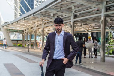 Genç İşadamları dış arka plan üzerinde iyi görünüyorsun.