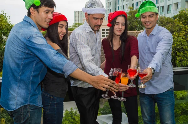 Jóvenes celebrando charlas de vidrio en la fiesta . — Foto de Stock