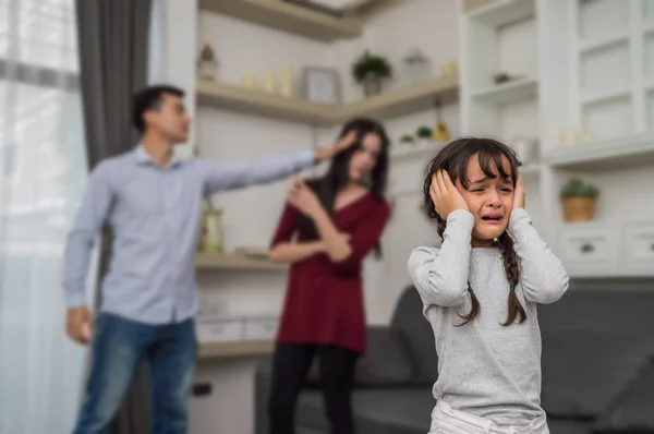 Mała dziewczynka płacze, bo jej rodzice kłótni. — Zdjęcie stockowe