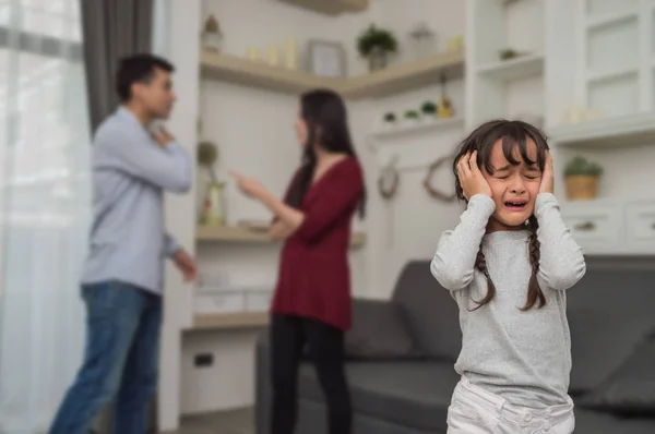 Kleines Mädchen weint, weil ihre Eltern sich streiten. — Stockfoto