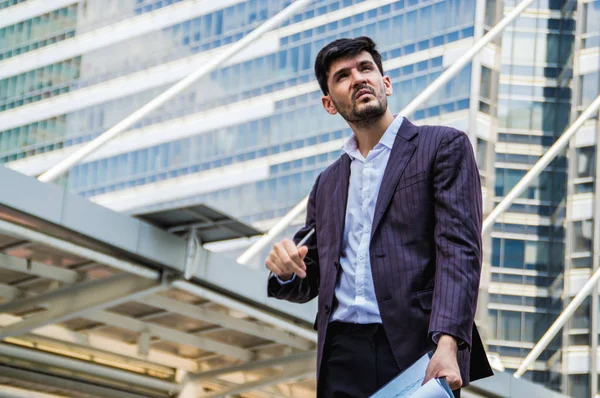 Genç İşadamları dış arka plan üzerinde iyi görünüyorsun.