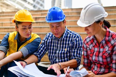 İş kavramları endüstrisi, profesyonel mühendis, genç otobüs