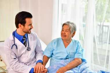 Bakım şifa kavramı, yaşlı bir kadın doktor iyileşiyor.