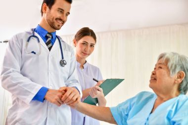 Bakım şifa kavramı, yaşlı bir kadın doktor iyileşiyor.