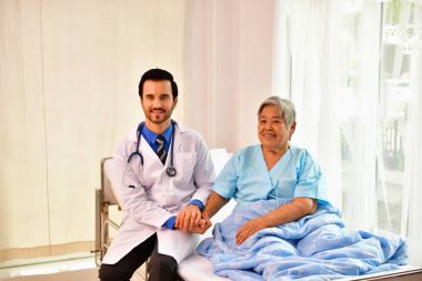 Bakım şifa kavramı, yaşlı bir kadın doktor iyileşiyor.