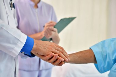 Bakım şifa kavramı, yaşlı bir kadın doktor iyileşiyor.