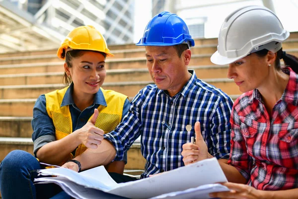 Conceptos de Negocio Ingeniería, Ingenieros profesionales, Young Bus — Foto de Stock