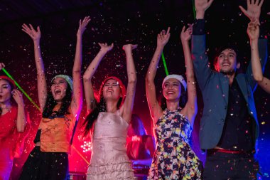 Gençler gece partide kutluyoruz.