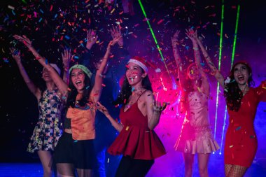 Gençler gece partide kutluyoruz.