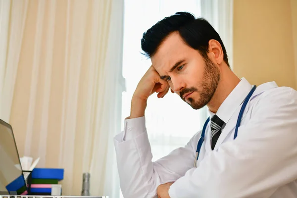 Doctor Concept, los doctores están haciendo caras serias, el doctor es — Foto de Stock