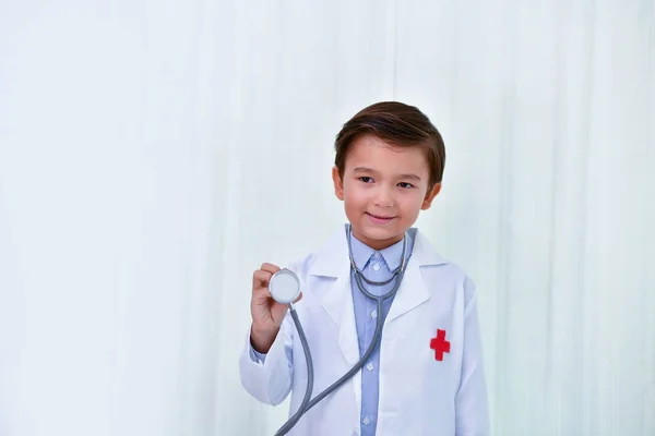 Jeune médecin Concept, Le Jeune médecin sourit sur un bac blanc — Photo
