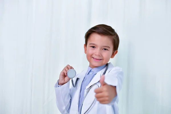 Joven médico Concepto, El joven médico está sonriendo en un bac blanco —  Fotos de Stock