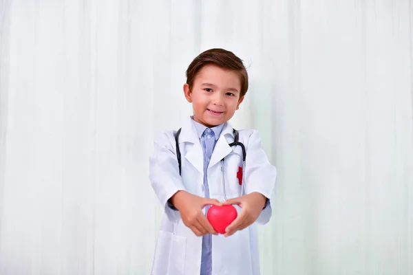 Ung läkare koncept, den unga läkare ler på en vit bac — Stockfoto