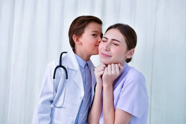 Concetti medici, medici e infermieri sono fiduciosi nel loro lavoro — Foto Stock