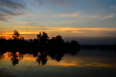 Gün batımında akşam gökyüzünde