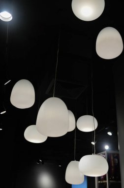 Karanlık bir yerde karanlık, ampul ile kavram aydınlatma.