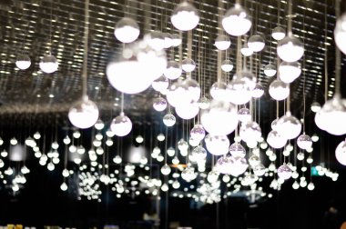 Karanlık bir yerde karanlık, ampul ile kavram aydınlatma.