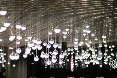 Karanlık bir yerde karanlık, ampul ile kavram aydınlatma.