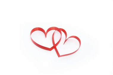 kalp şeklinde kırmızı kurdele