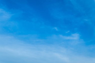 Arkaplanı bulutlu gökyüzü