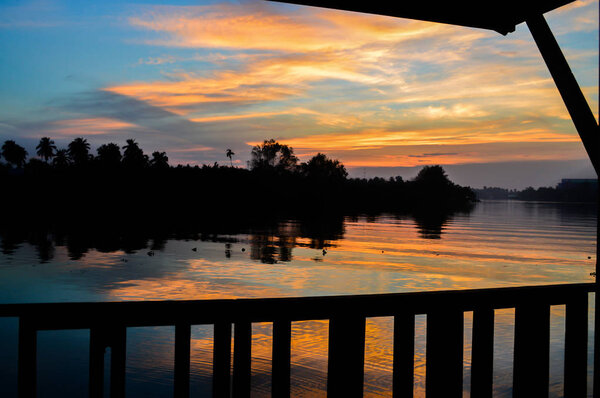 В вечернем небе на закате
