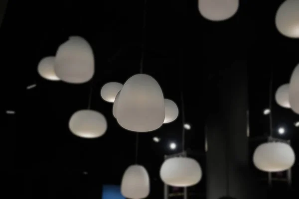 Iluminación conceptual con bombilla oscura, en un lugar oscuro . — Foto de Stock
