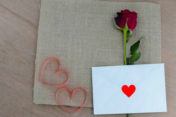 Enviar Uma Carta Rosas Vermelhas Uma Confissão Amor Para Dia — Fotografia de Stock