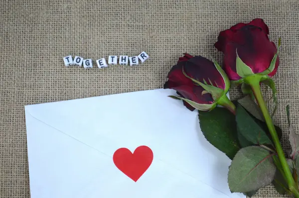 Enviar Uma Carta Rosas Vermelhas Uma Confissão Amor Para Dia — Fotografia de Stock