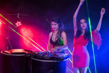 Gençlerin gece parti eğlence kutluyoruz.